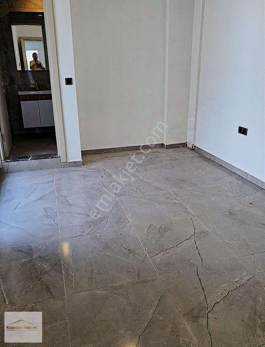 Kuşadası Merkezde Otogar Arkası Güvenlikli Bahçe Katı Boş 2+1 - Görsel 5