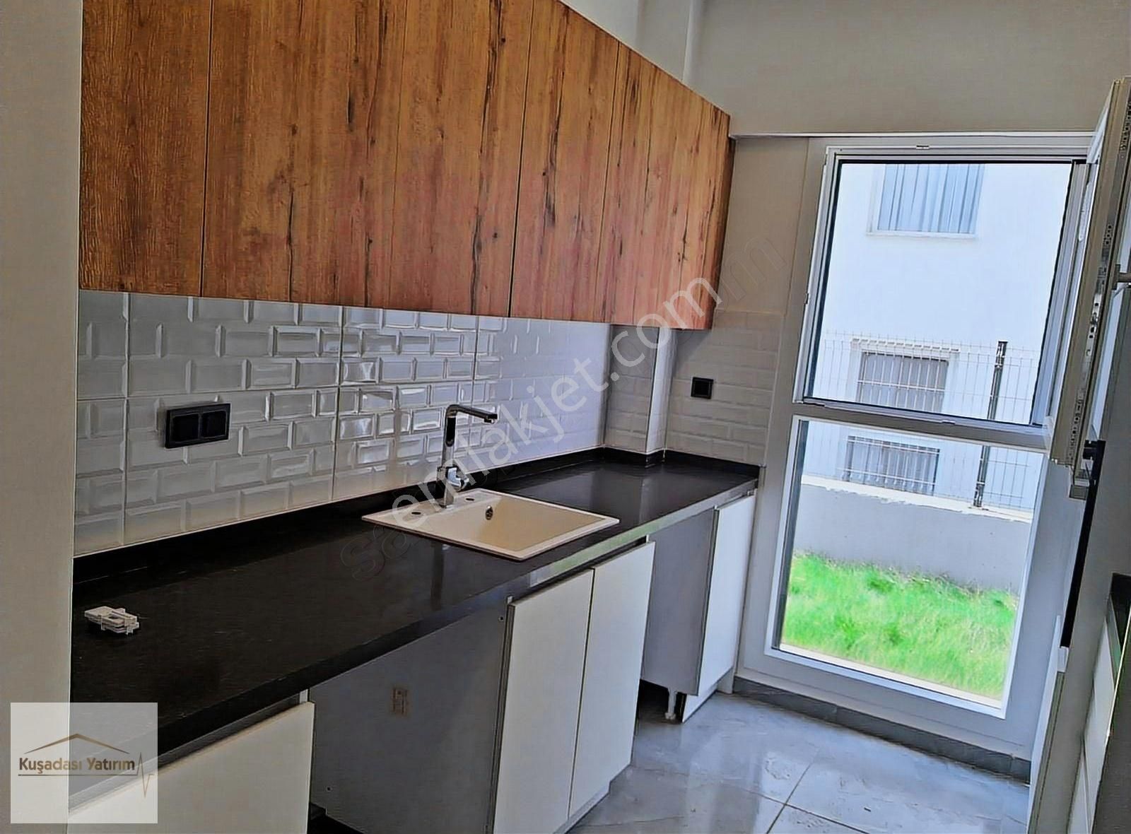 Kuşadası Merkezde Otogar Arkası Güvenlikli Bahçe Katı Boş 2+1 - Görsel 14