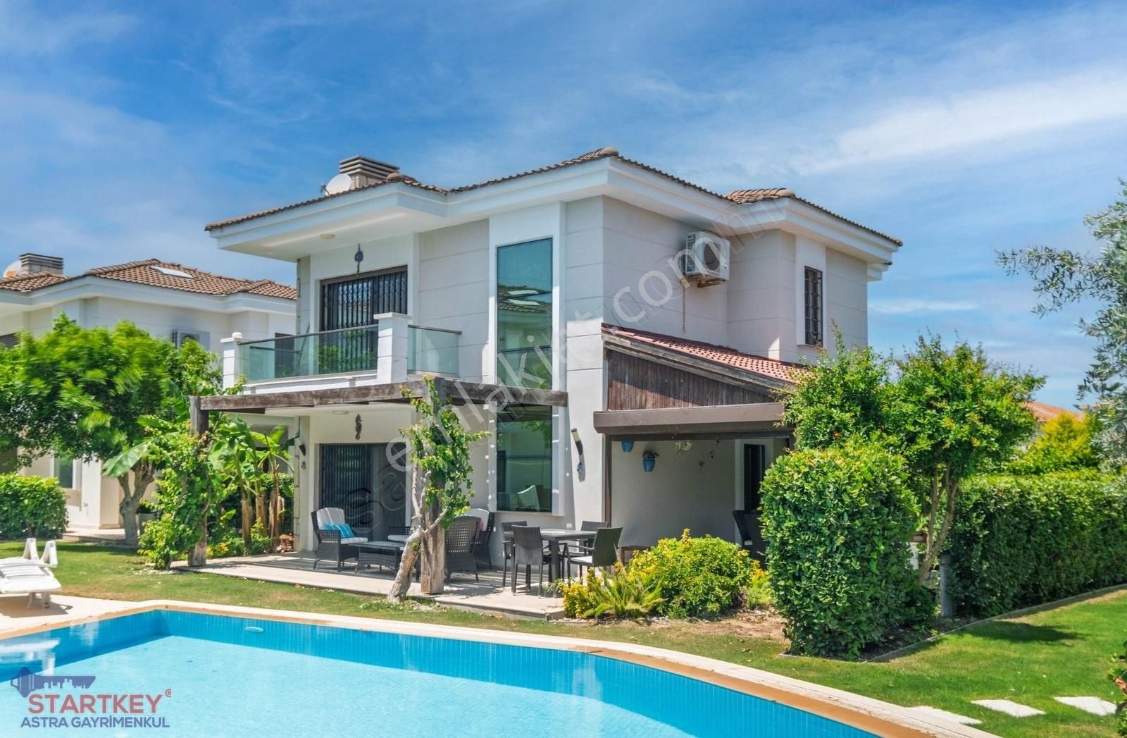Çeşme Alaçatı Havuzlu Site İçi Müstakil Konforlu Satılık Yazlık