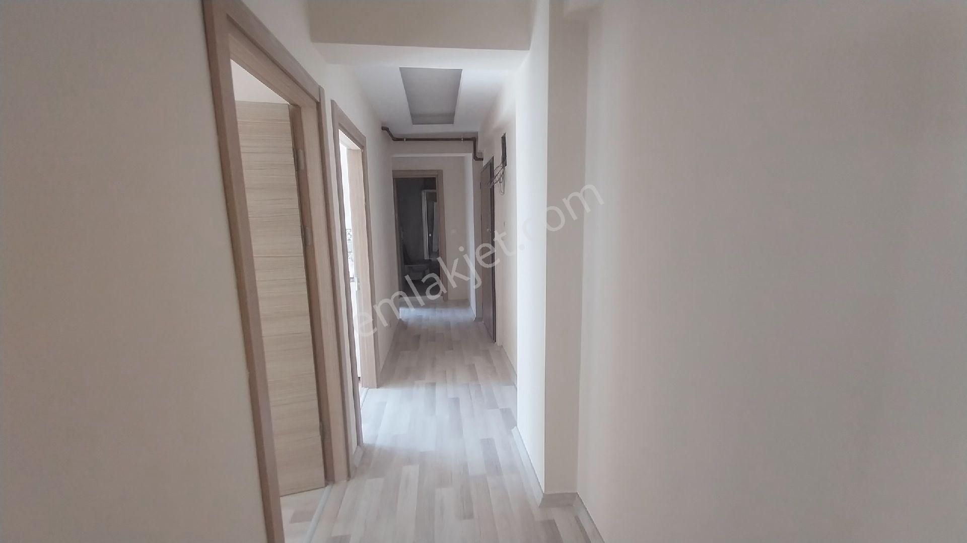 Buca Hürrüyet Mahallesinde Ara Kat Kapalı Mutfak Asansörlü Daire Satılıktır - Görsel 3