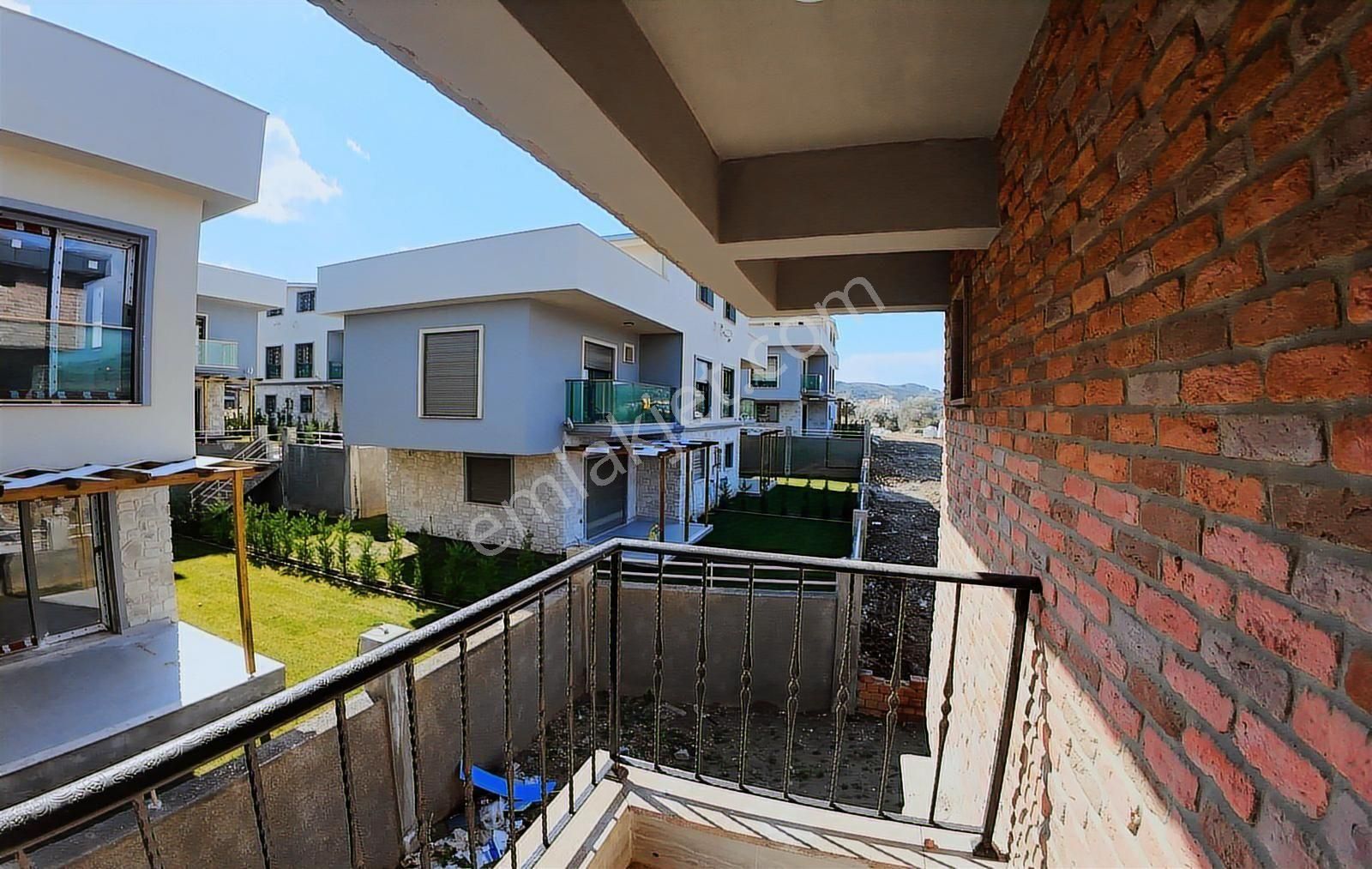 Yeni Foça'da 5+1 Geniş Bahçeli Deniz Manzaralı Havuzlu Villa - Görsel 8