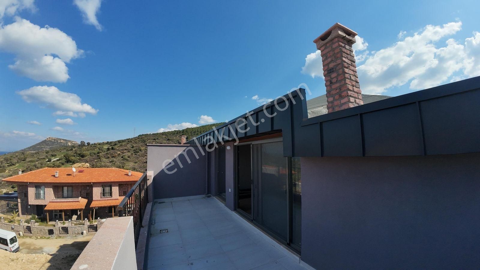 Yeni Foça'da 5+1 Geniş Bahçeli Deniz Manzaralı Havuzlu Villa - Görsel 17