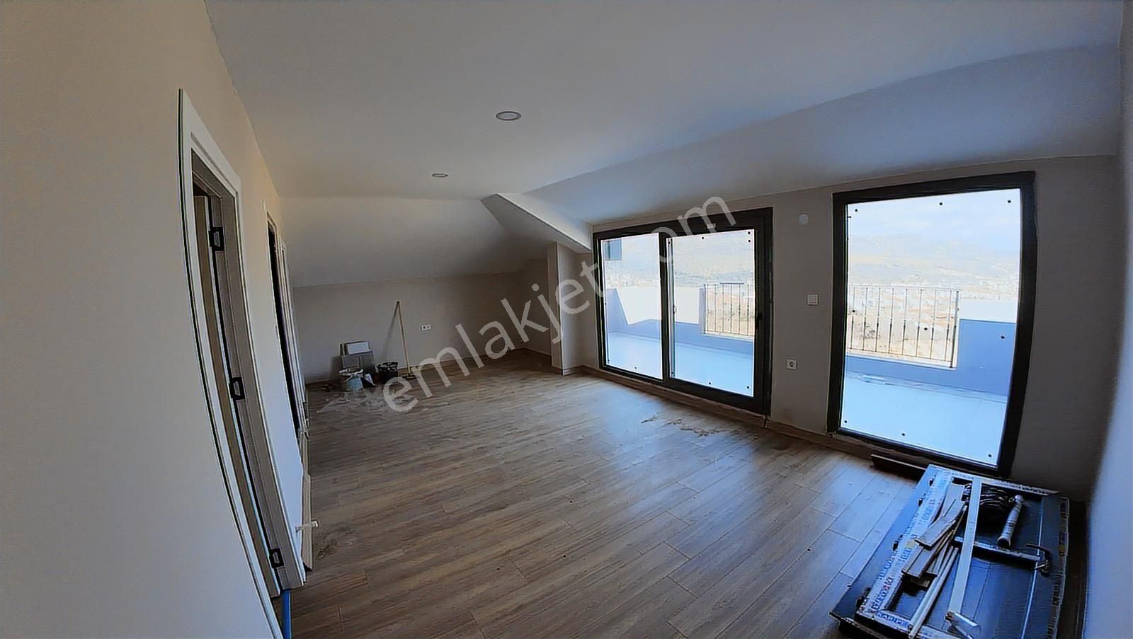 Yeni Foça'da 5+1 Geniş Bahçeli Deniz Manzaralı Havuzlu Villa - Görsel 22