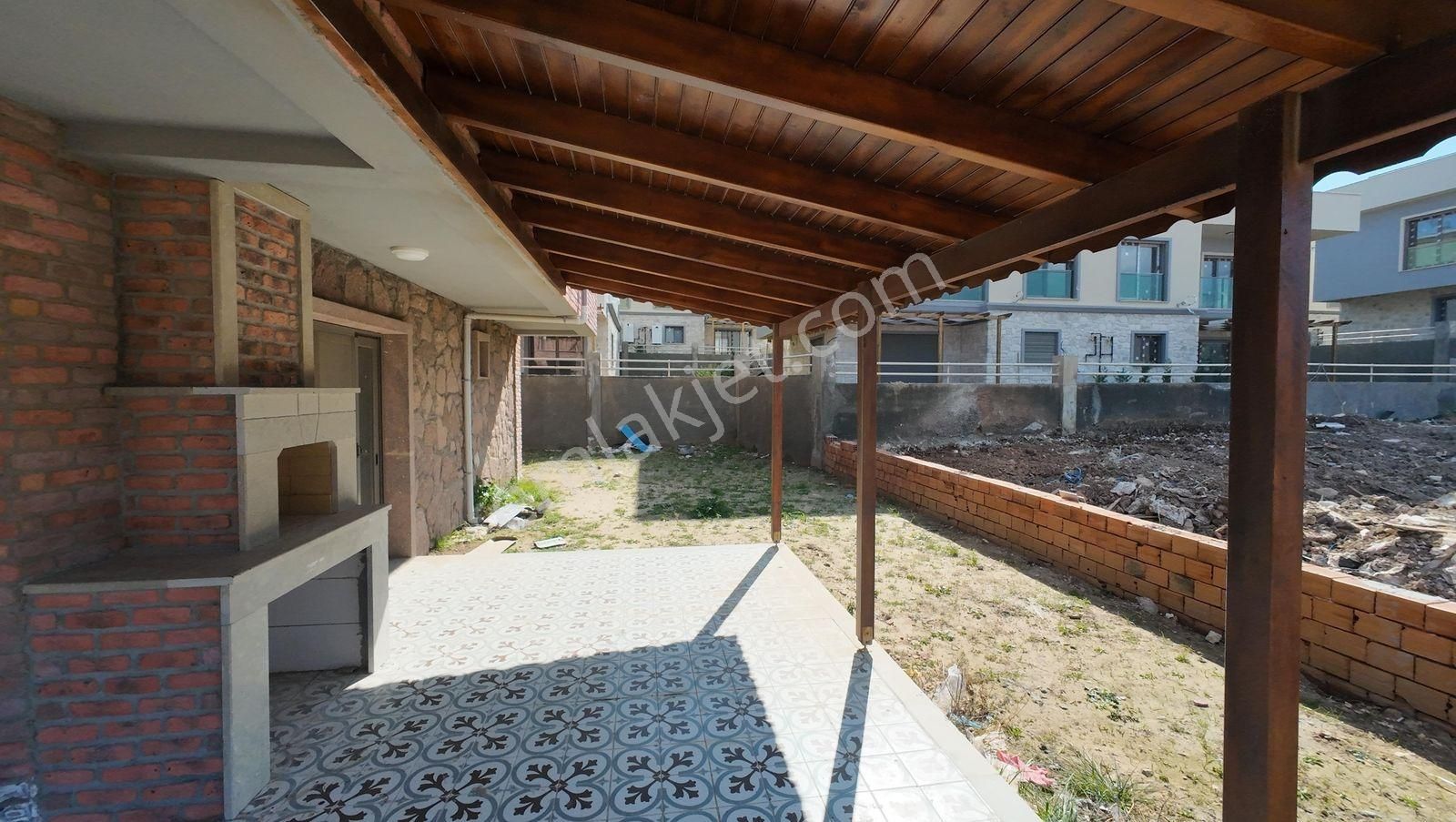 Yeni Foça'da 5+1 Geniş Bahçeli Deniz Manzaralı Havuzlu Villa - Görsel 25