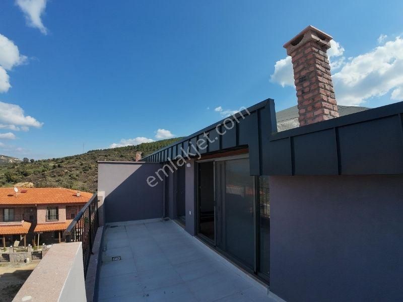 Yeni Foça'da 5+1 Geniş Bahçeli Deniz Manzaralı Havuzlu Villa - Görsel 3