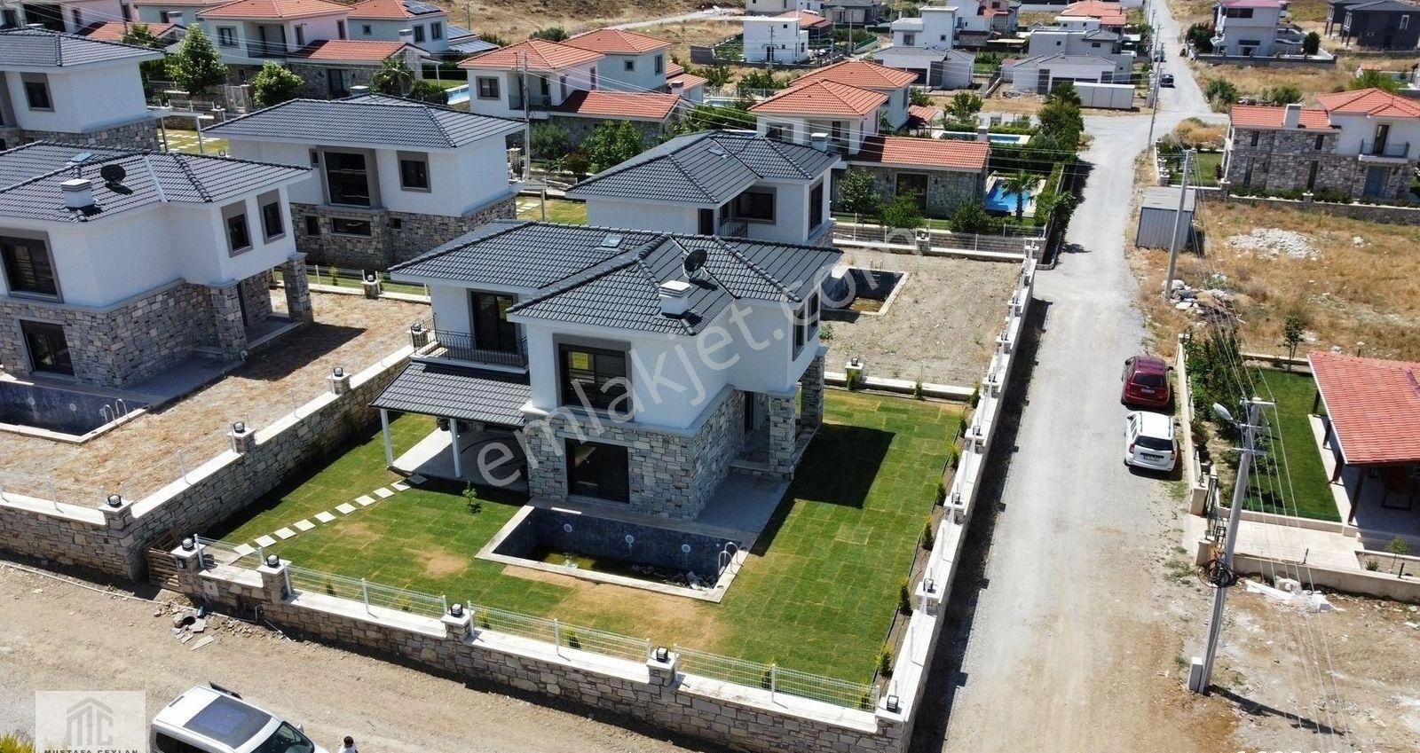Seferihisar Akarcada 430m2 Arsa İçinde 4+1 Müstakil Villa /// Zemin Katta Yatak Odası Var - Görsel 4