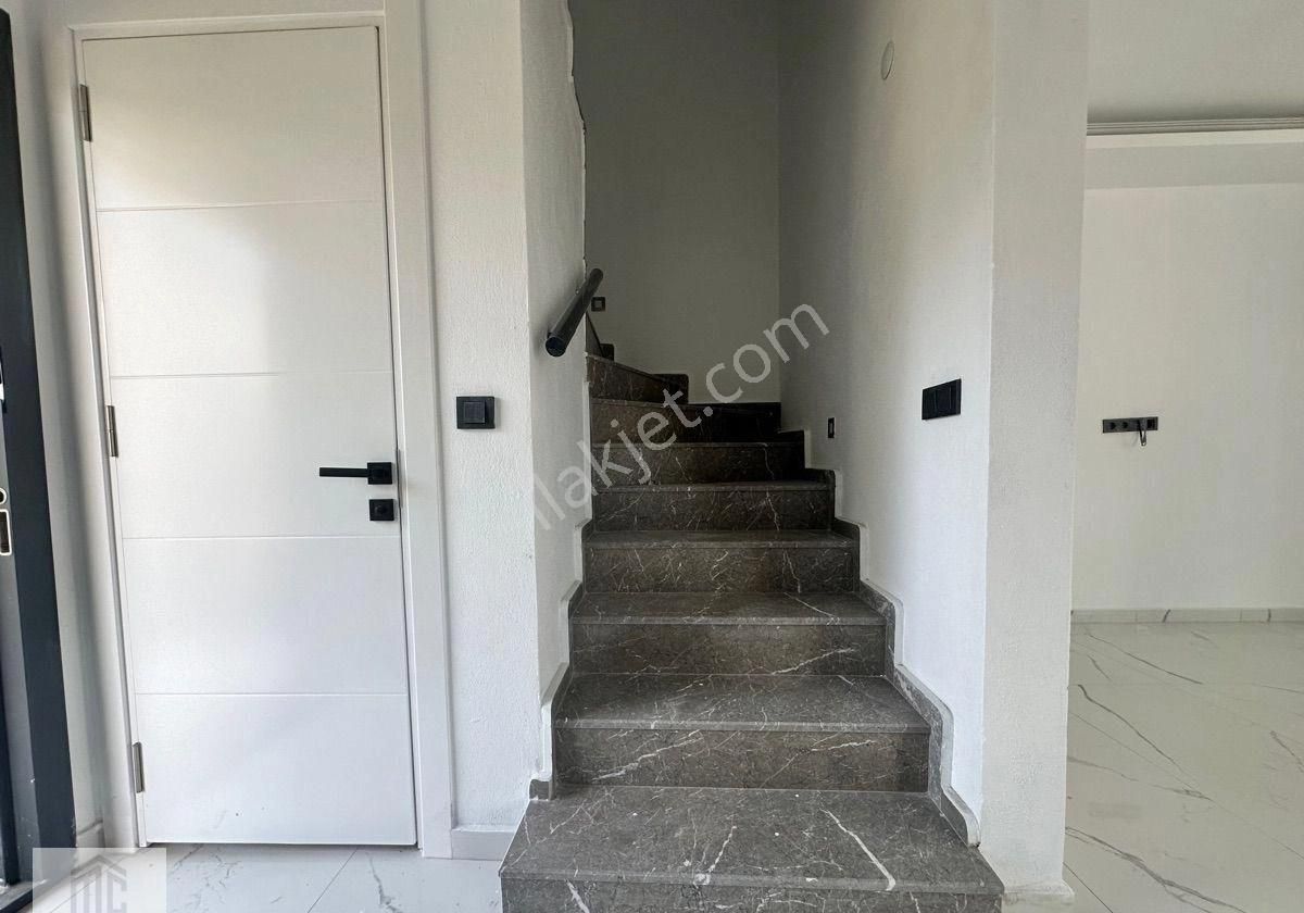 Seferihisar Doğanbey Cumhuriyette 3+1 Büyük Bahçeli Gebiş Odalı Villa - Görsel 21