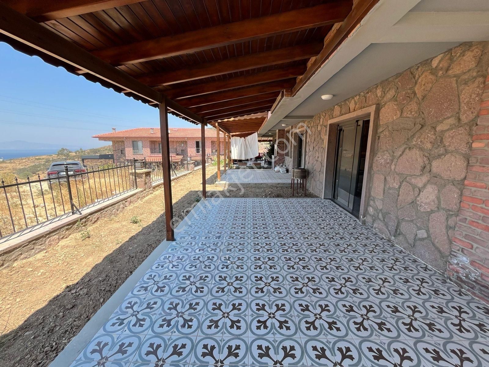 Acil Satılık Yeni Foça'da 5+1 Deniz Manzaralı Doğalgazlı Villa