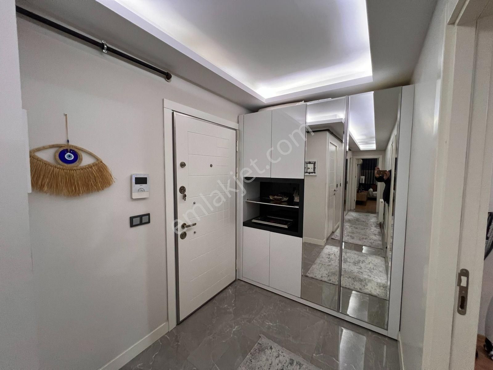 Bornova Merkezi Lokasyonda Otoparklı Sitede 2+1 Lüks Yeni Daire