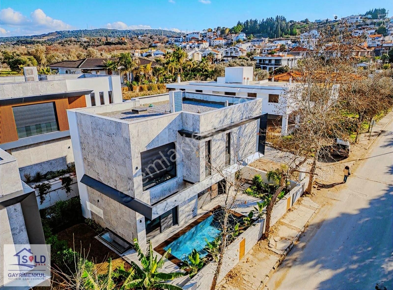 Urla Merkezde Tam Müstakil Havuzlu 5+1 Satılık Lüks Villa