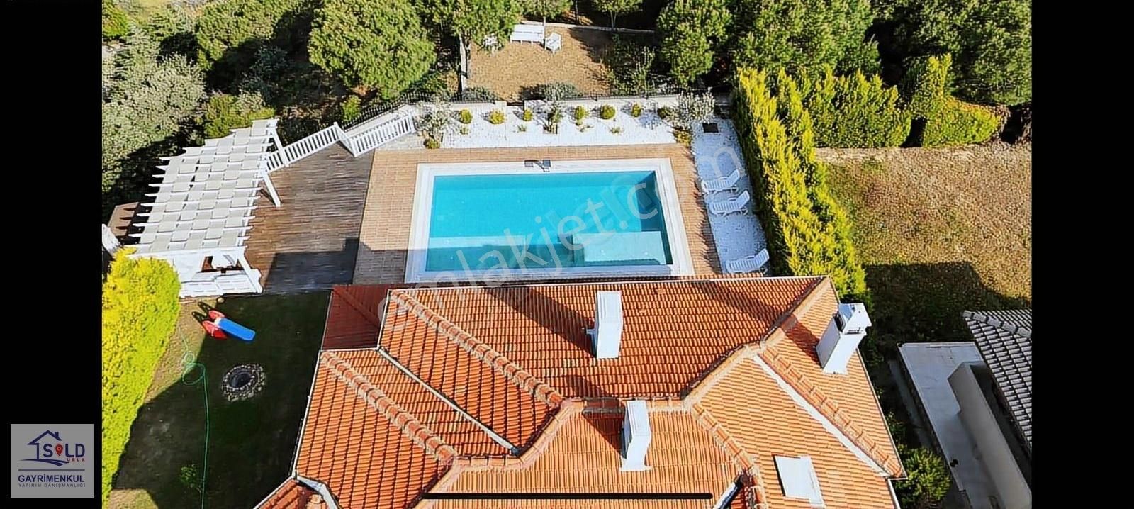 Sold Urla'dan Site İçerisinde 6+1 Satılık Havuzlu Villa
