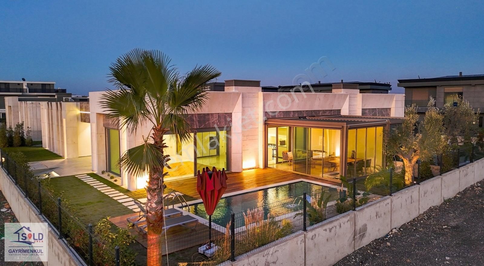 Urla'da Yatay Mimari Satılık 4+1 Tam Müstakil Havuzlu Villa - Görsel 2