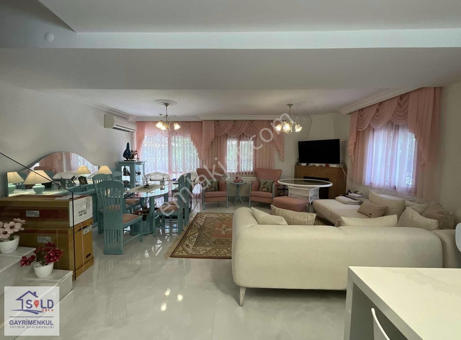 Urla Çeşmealtında Tam Müstakil Satılık Villa