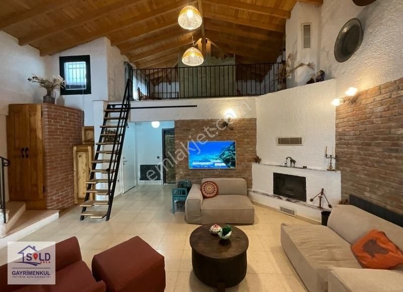 Urla Merkezde Renovasyonu Yapılmış Müstakil Ev