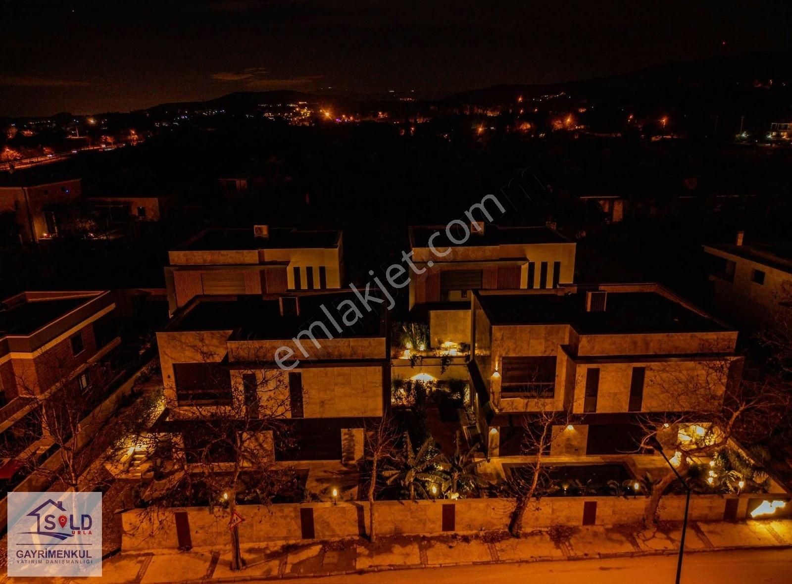 Urla Merkezde Tam Müstakil Havuzlu 5+1 Satılık Lüks Villa