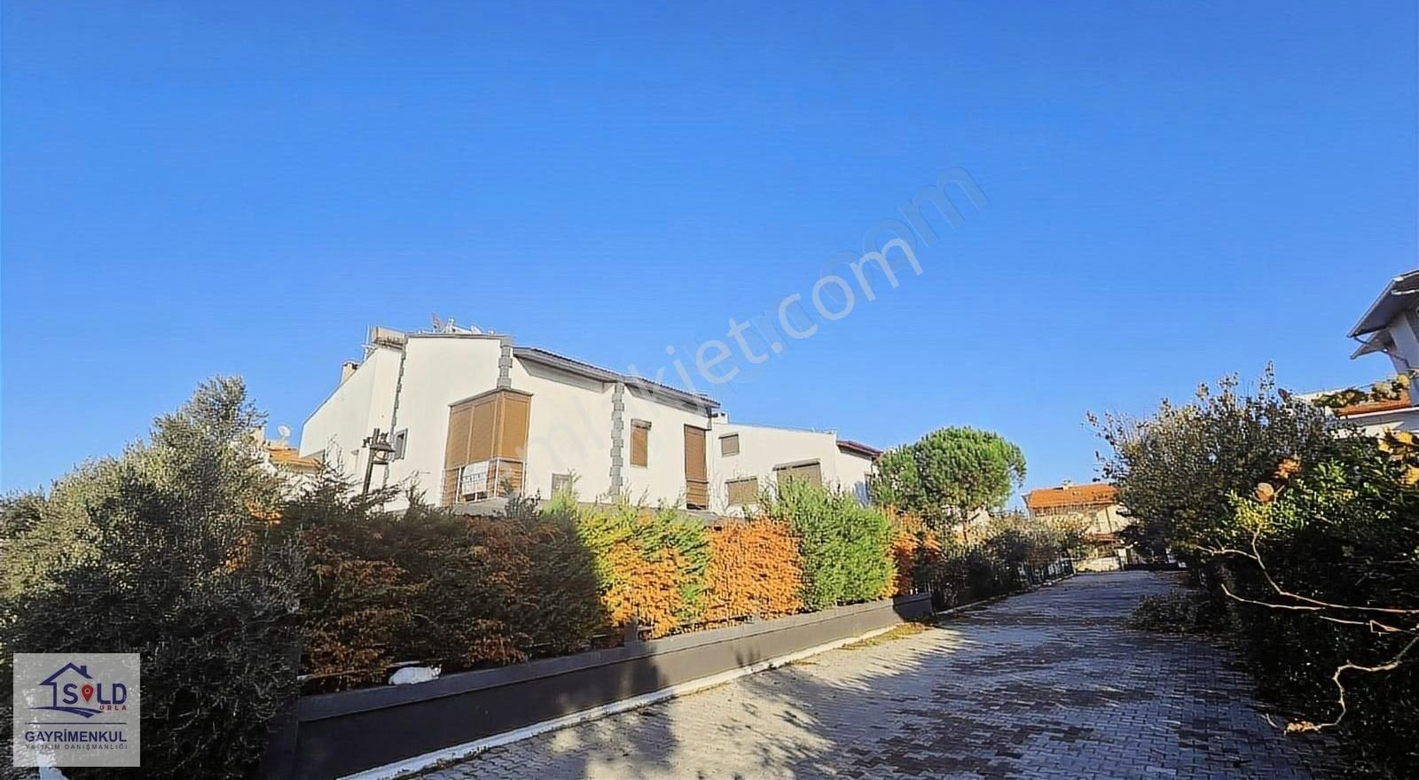 Seferihisar Hıdırlık Akarca Denize 150 M Havuzlu Satılık Villa