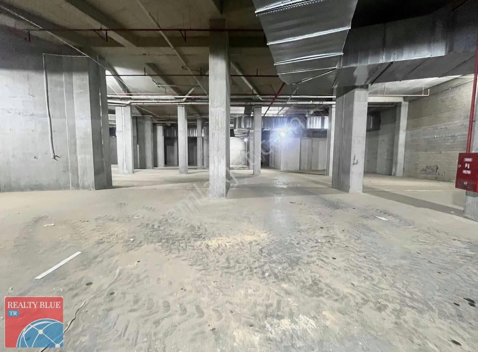 Abdurrahmangazi Mahallesi Samandıra İskanlı 1500m2 Depo