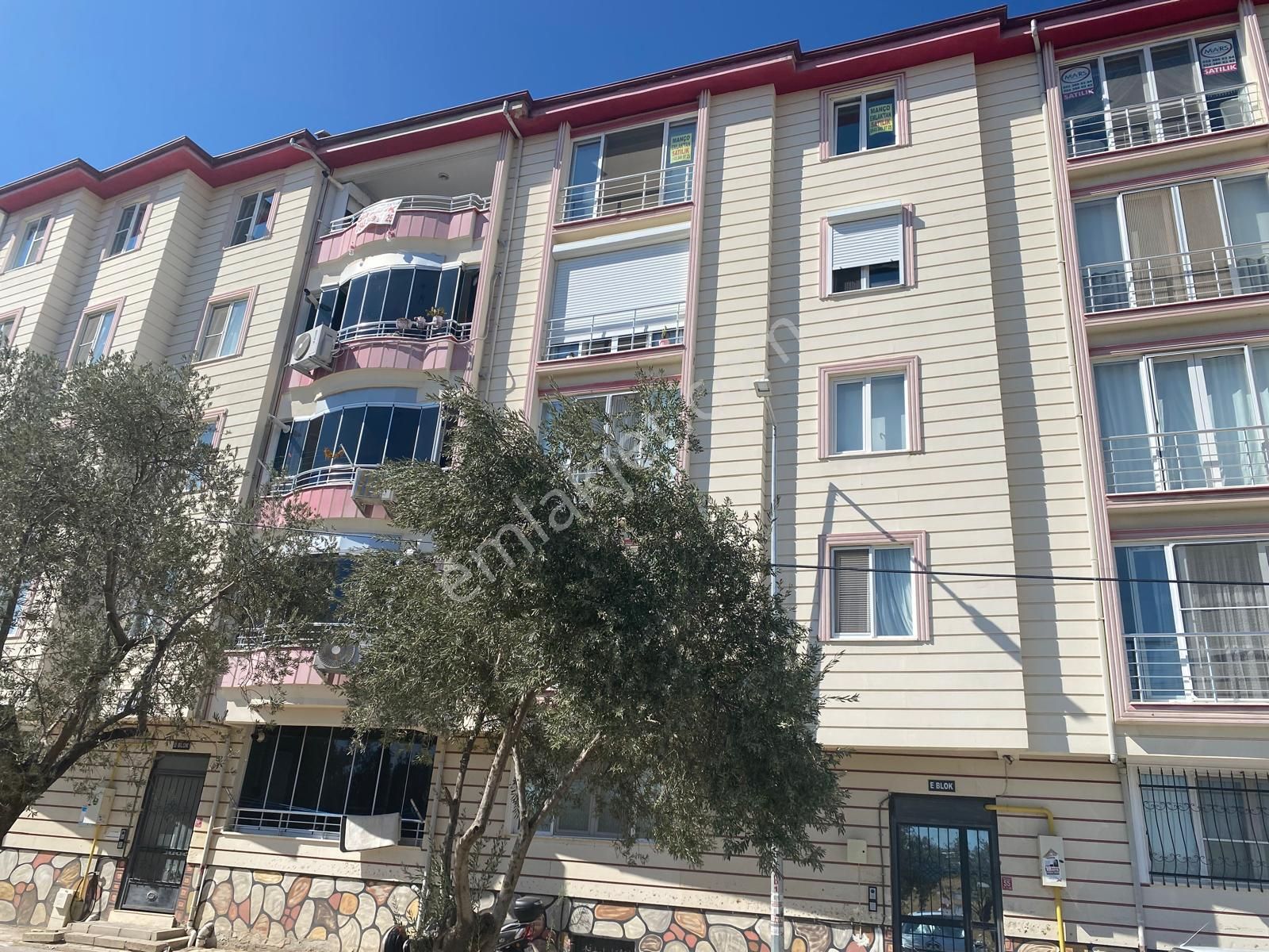 Balıkesir Edremit Cumhuriyet Mah. 3+1 Daire Satılık