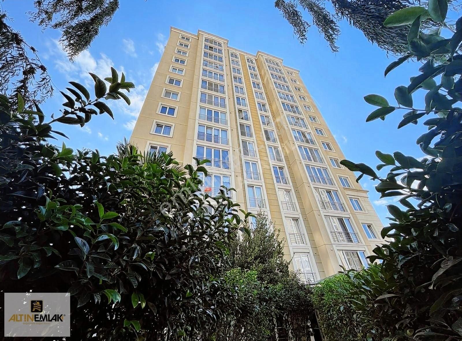 Bahçeşehir Uphill Court'da Satılık 1+1 Geniş Daire
