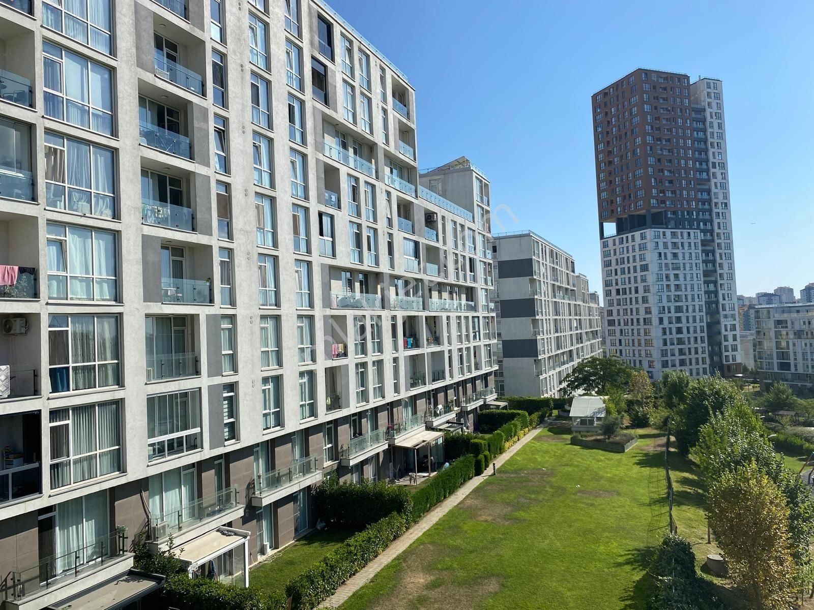 Kayaşehir Emlak Konut Evleri'nde Yenilenmiş Süper Konumda 1+1
