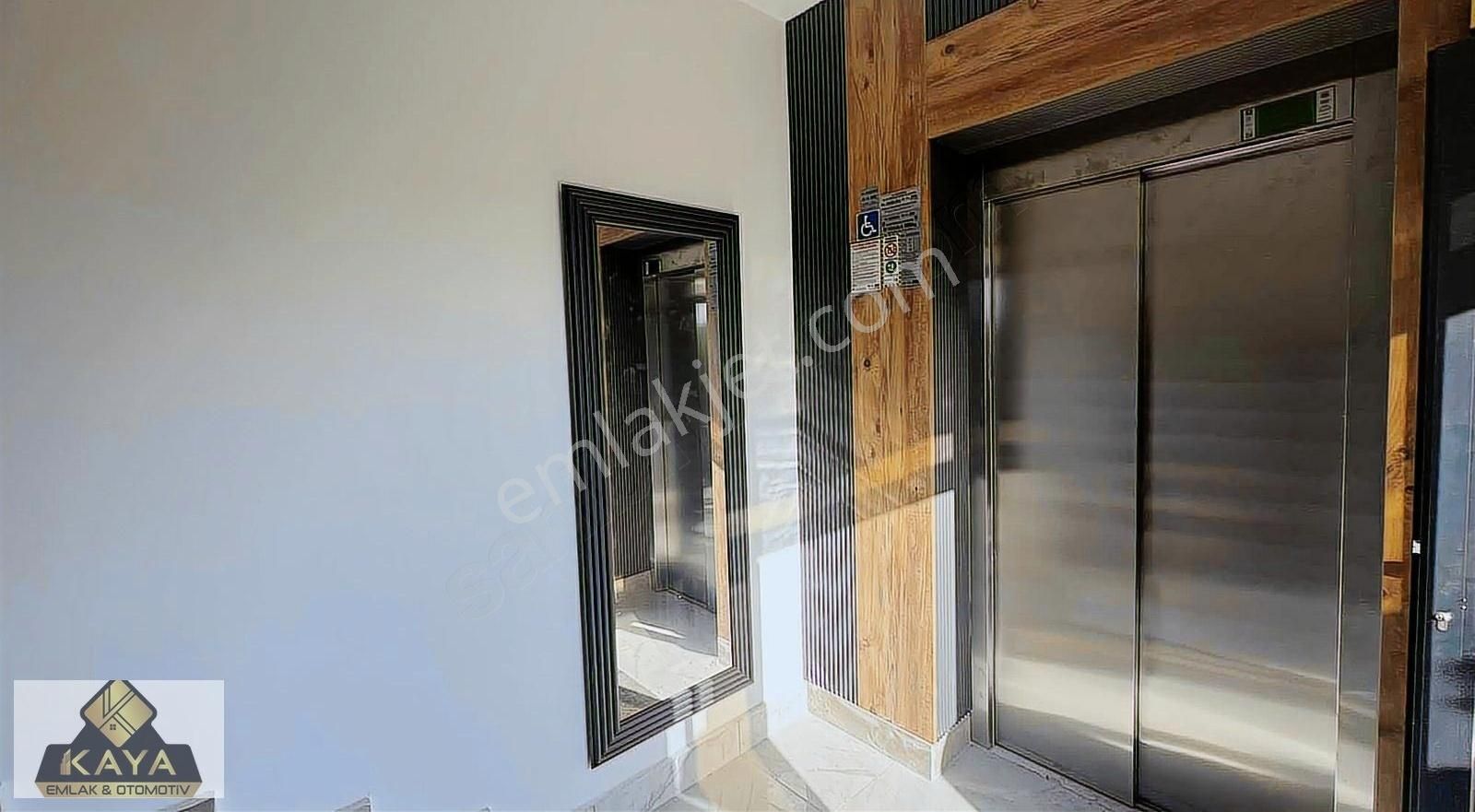 Cadde Üstü Kare Geniş Balkonlu Kaliteli Şık 2+1