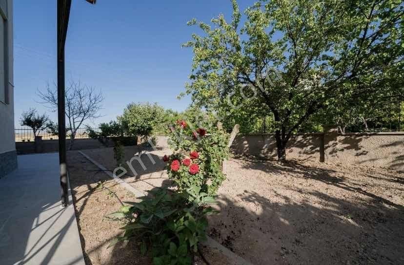 Yukarı Talas'ta Manzaralı Geniş Bahçeli Satılık Villa - Görsel 13
