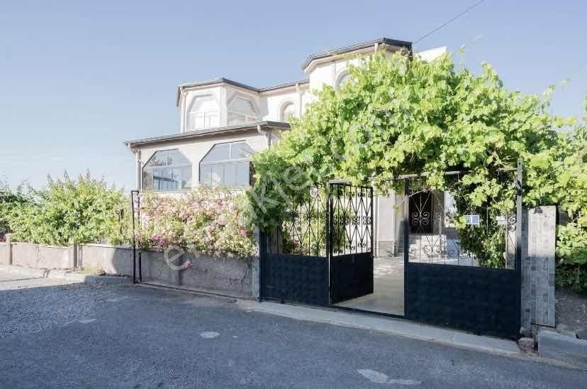 Yukarı Talas'ta Manzaralı Geniş Bahçeli Satılık Villa - Görsel 33