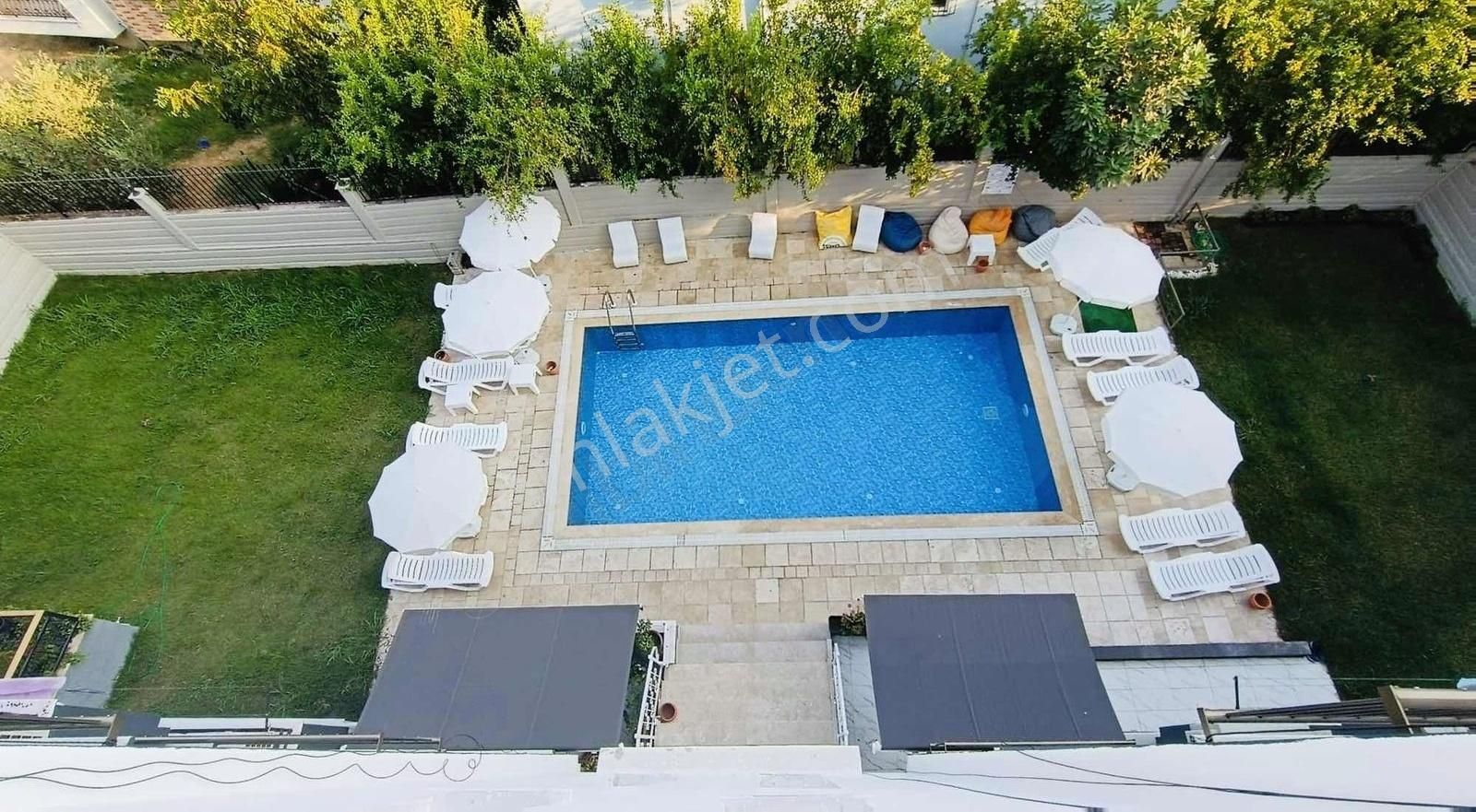 Side'de Eşyalı Satılık 1 + 1 Havuzlu Apartman Dairesi