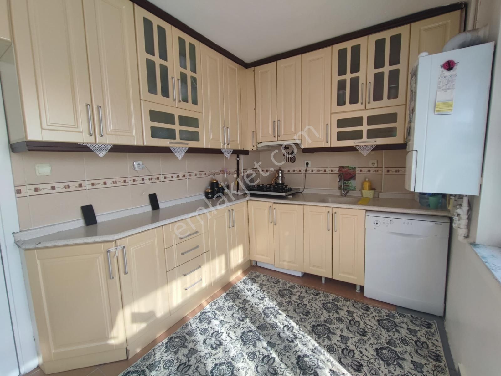 Sincan Plevnede Katta Geniş Yapılı 3+1 Trene Caddeye Yakın Konumda Daire!!!!