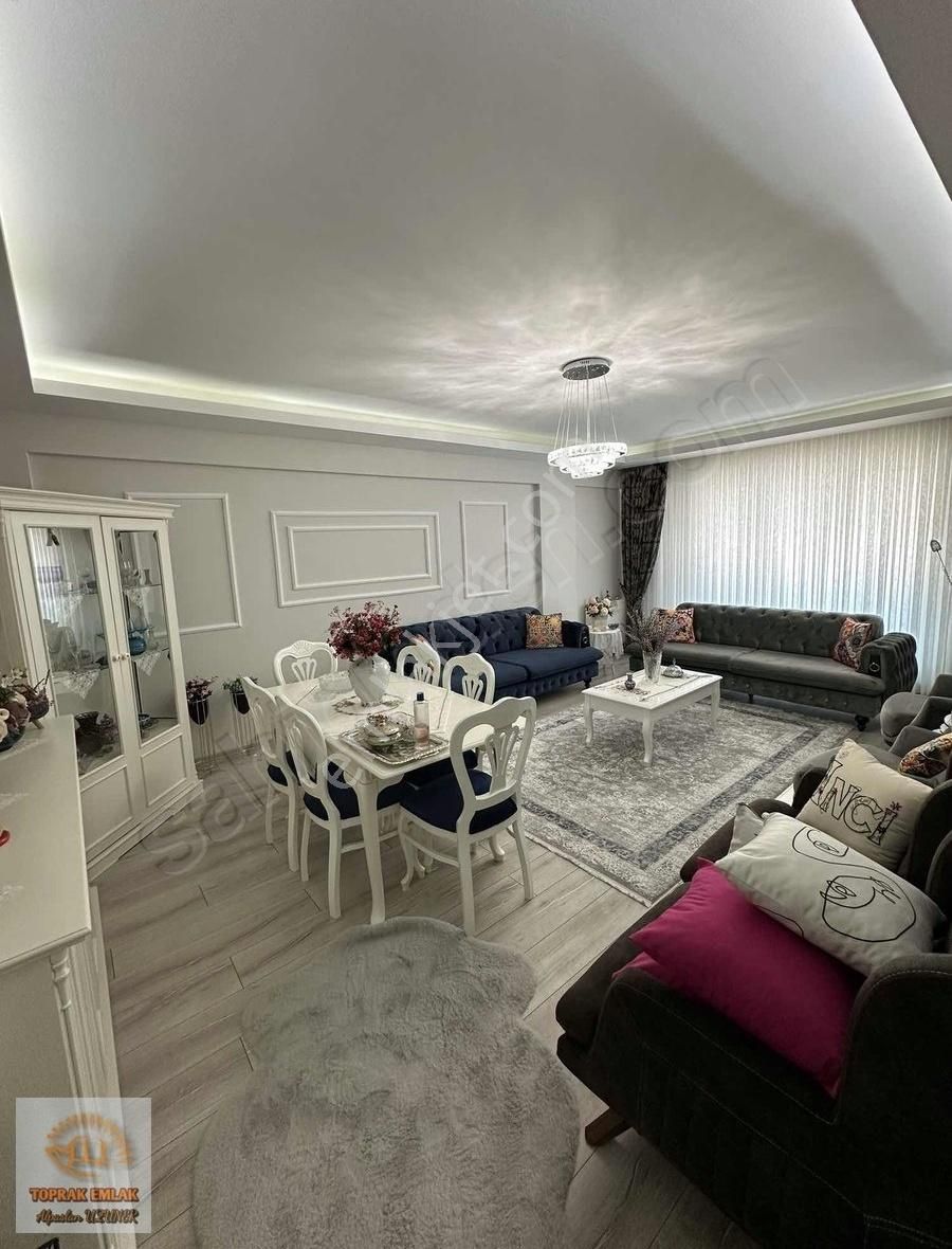 Toprak Emlak'tan İstiklal Mahallesinde Satılık 4+1 Daire