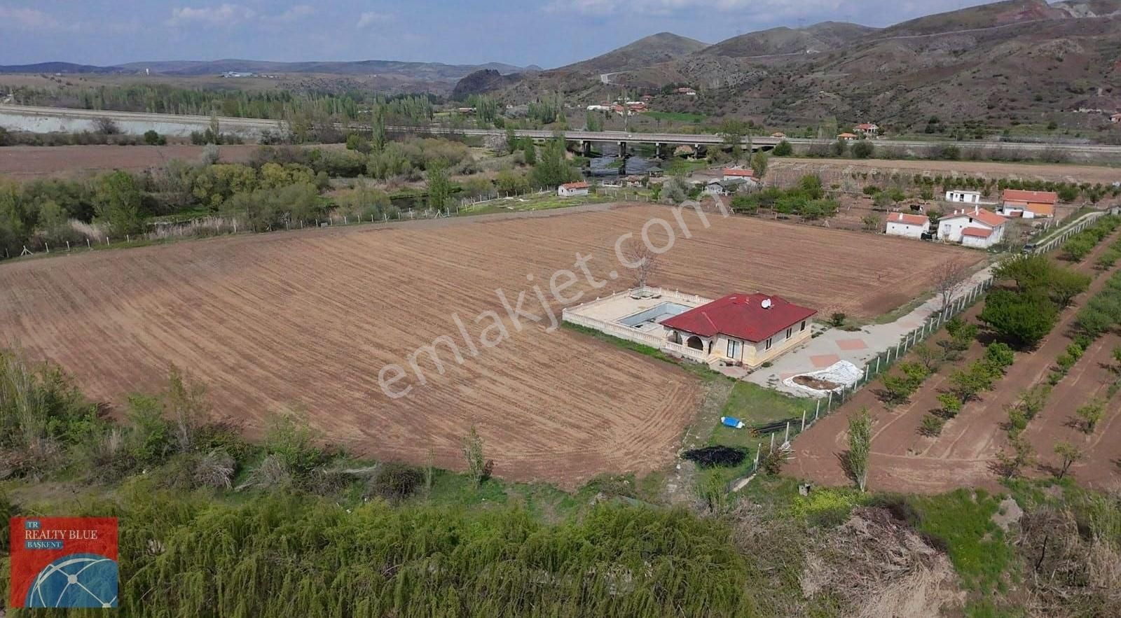 Kalecik Merkezde; Havuzlu, 15 Dönüm Bahçeli, Satılık Villa