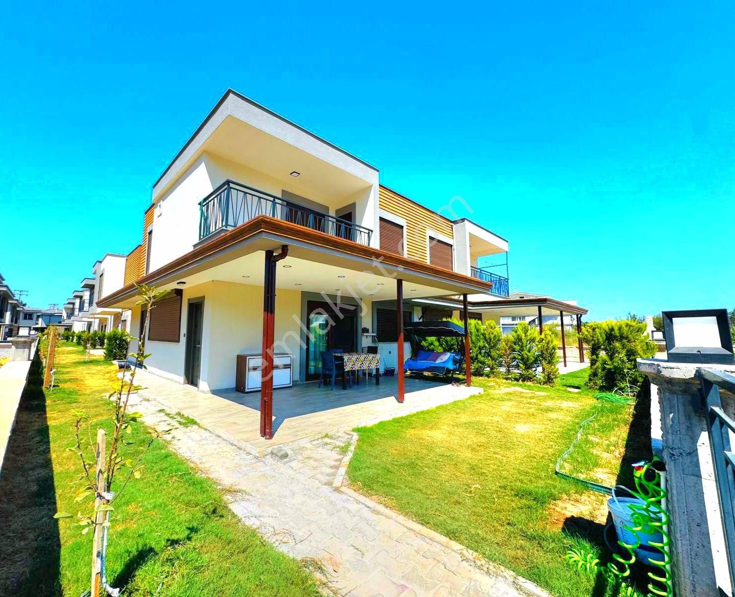 Kuşadasında Havuzlu Sitede Köşe Konumlu Bahçeli 3+1 Villa