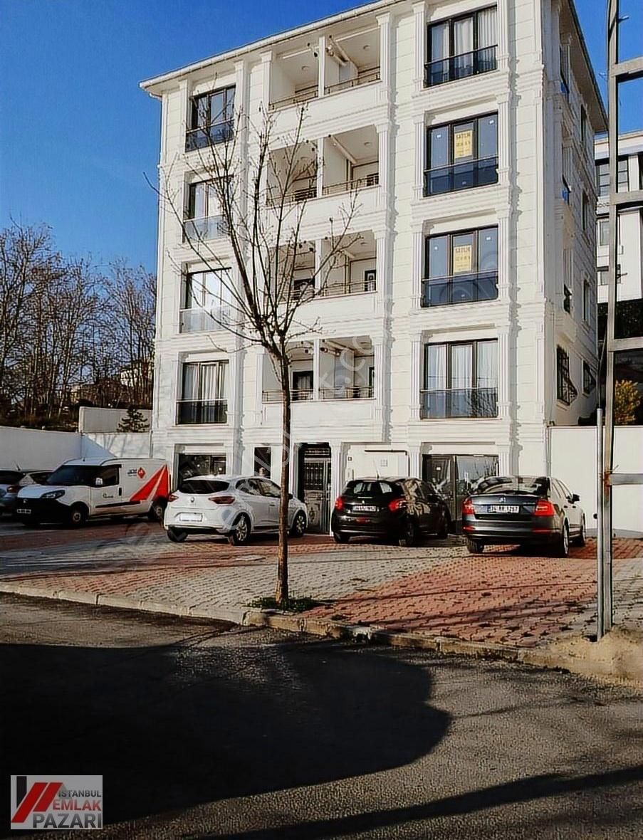 Küçükçekmece Yarimburgaz Da Göl Manzaralı 3.cü Kat 2+1 Satılık