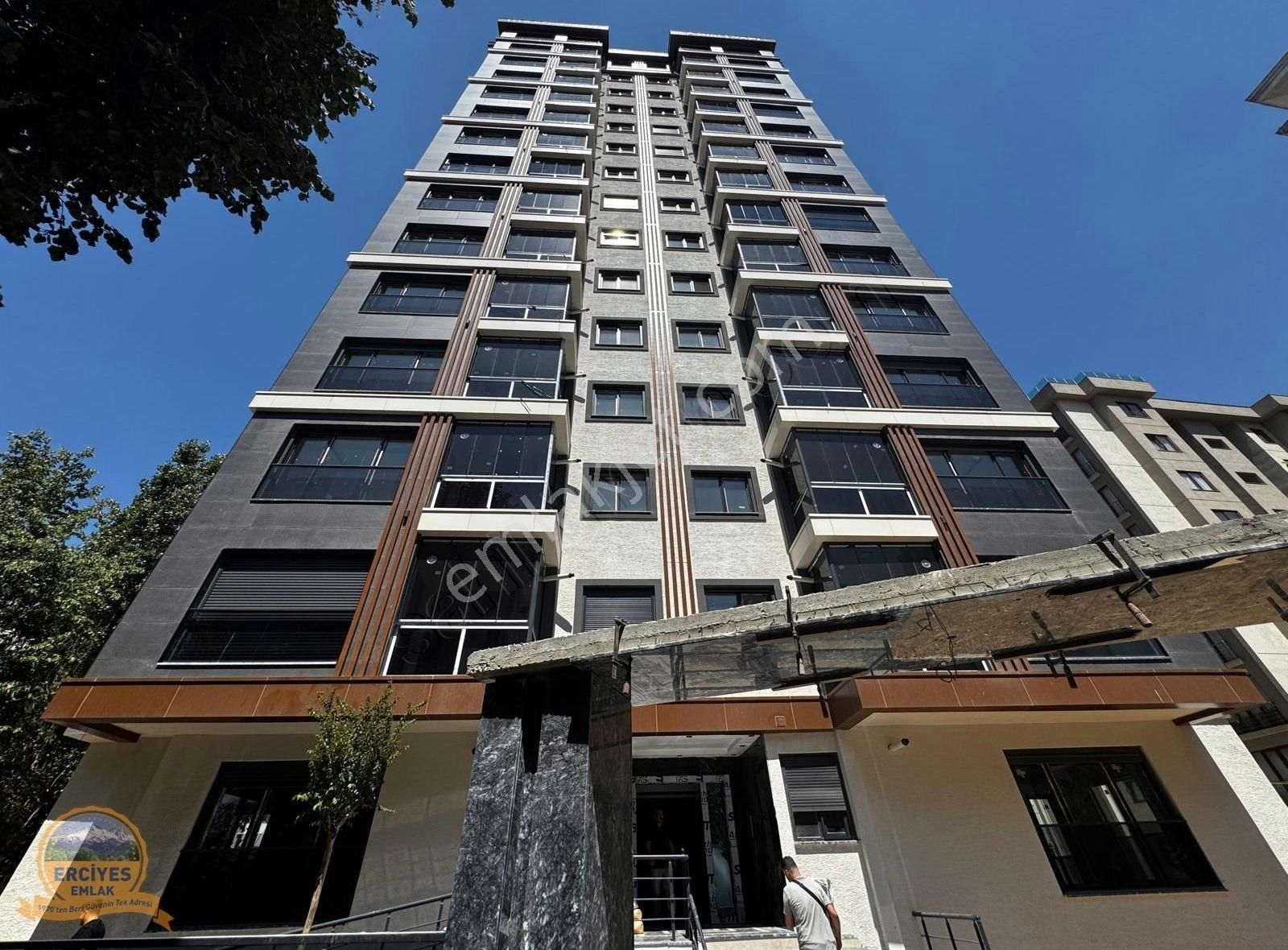 Erciyesden Metroya Yakın Sıfır 3+1 Balkonlu 130 M2 Ebeveynli