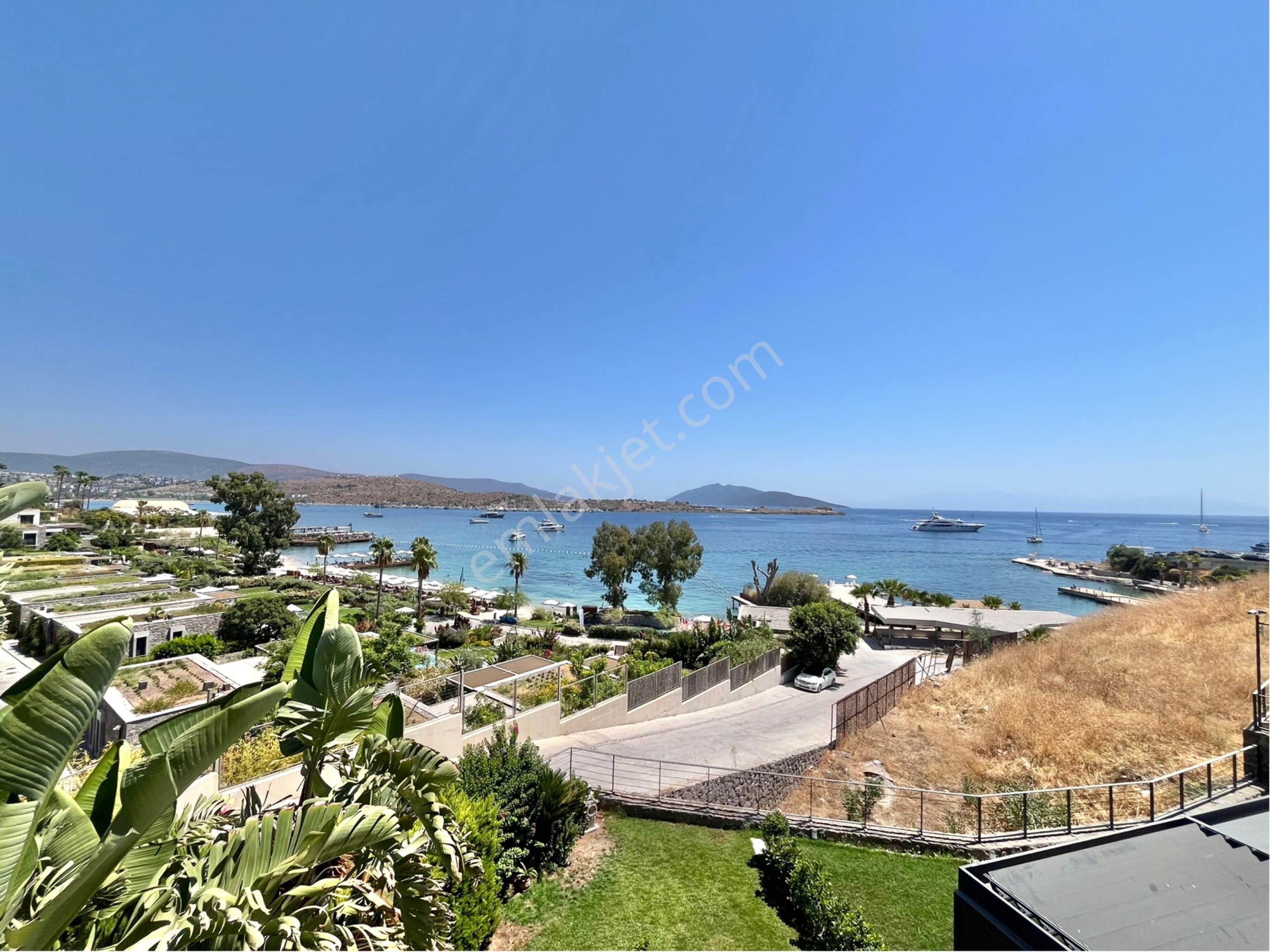 Bodrum Asarlık’da Denize Sıfır Plajlı Sitede Eşyalı 2+1 Rezidans