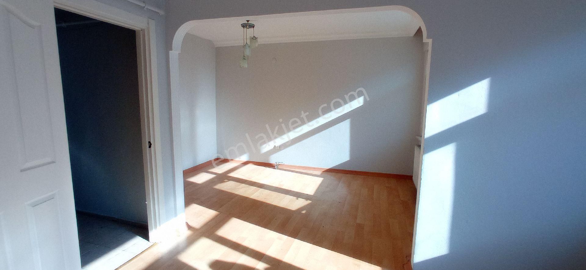 Aydın Üniversitesi Birlik Caddesi Üzerinde Arakat Satılık 2+1
