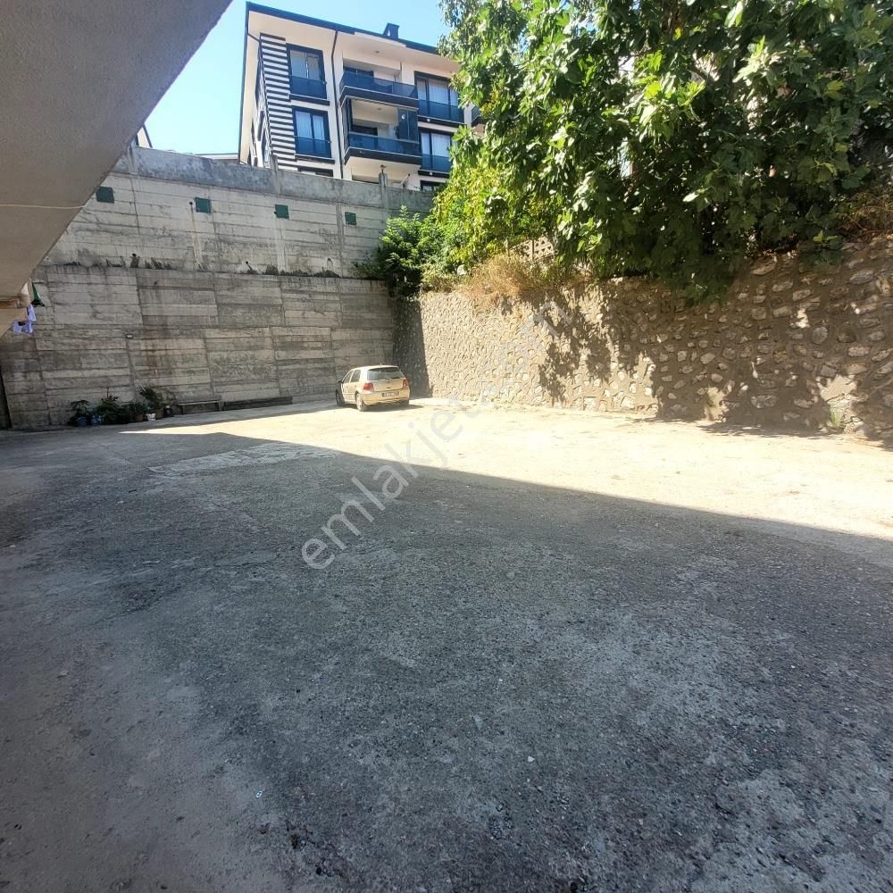 Serdivan İstiklal Mahallseinde Mavi Durak Mevkiinde 3+1 Daire
