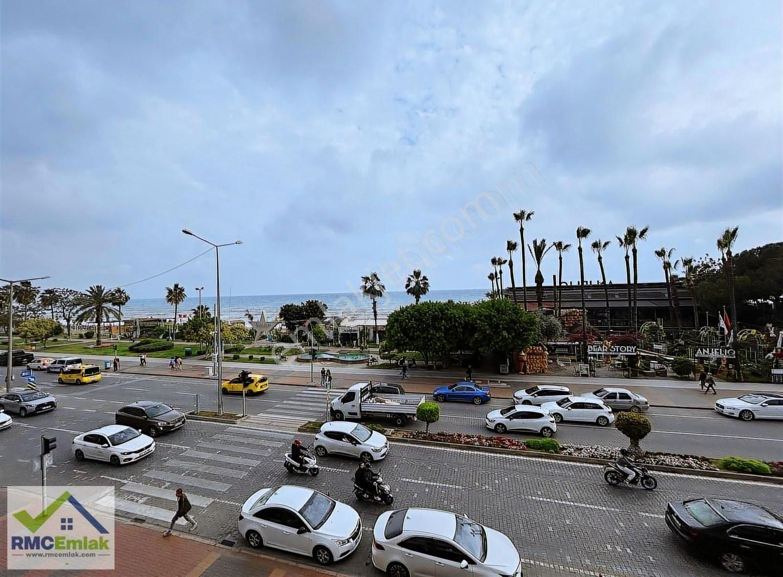 Alanya Merkez'de Denize Sıfır Satılık 2+1 Daire