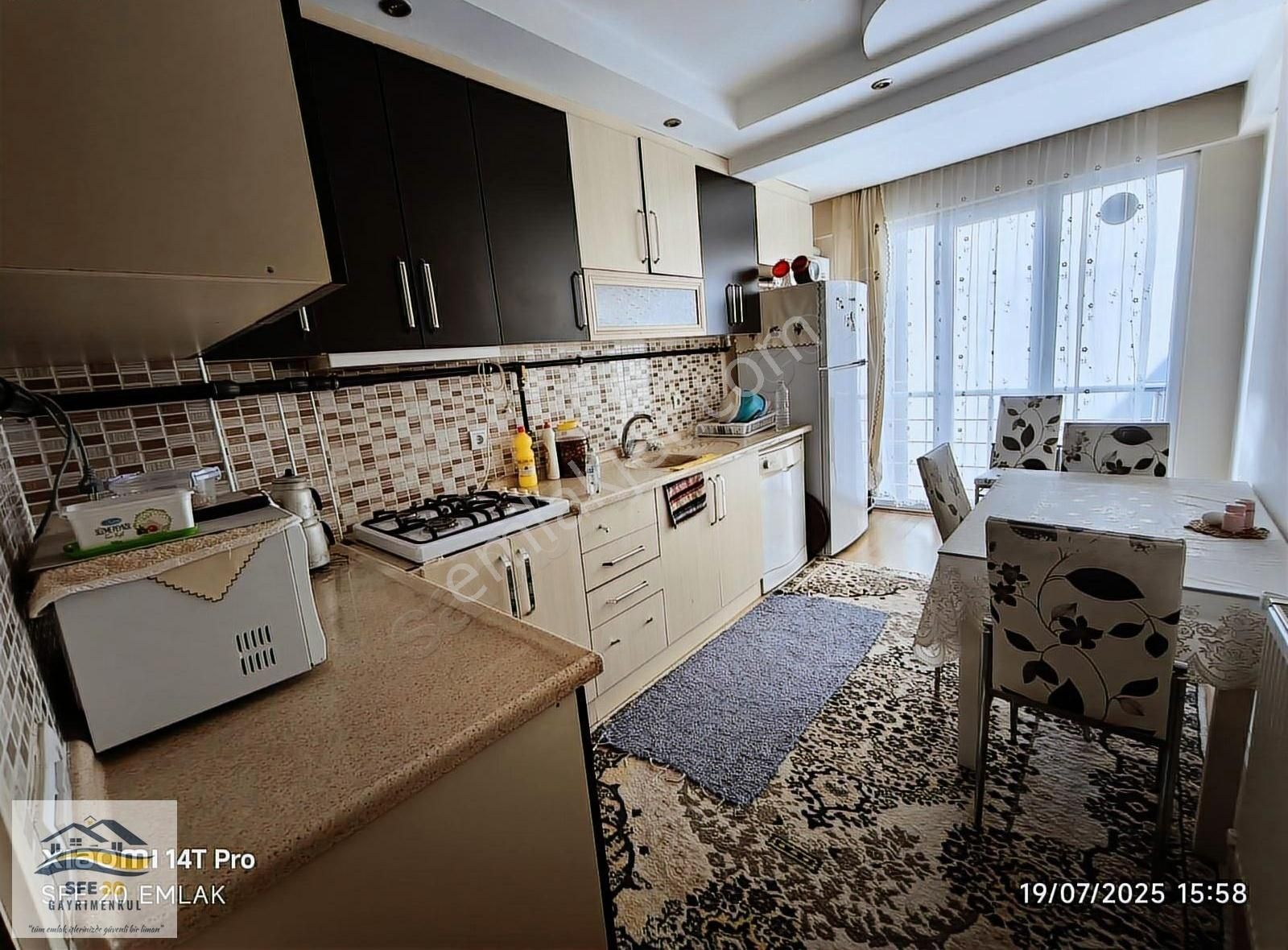 Fesleğen Mahallesi'nde Satılık Çift Balkonlu 2+1 Daire