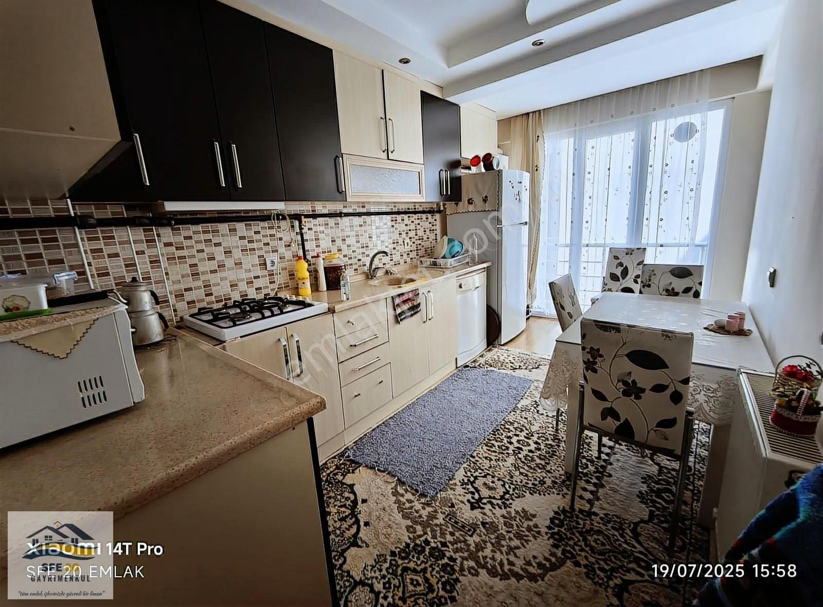 Fesleğen Mahallesi'nde Satılık Çift Balkonlu 2+1 Daire - Görsel 2