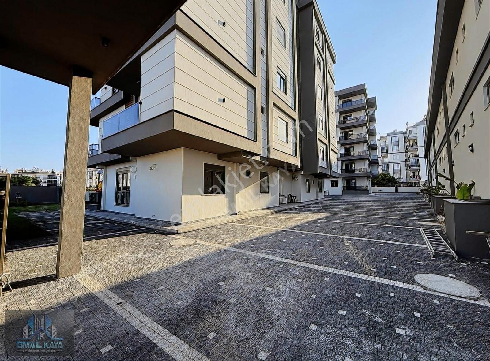 V.karşıyaka Bölg. En Lüks Proj. 3+1 140 M2 S.içerisinde Giriş