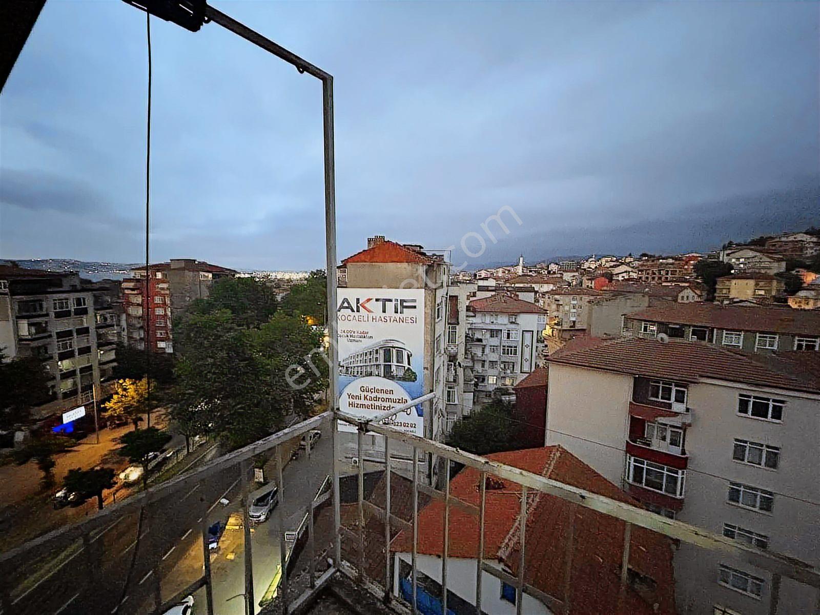 Gölcük Merkezde Eşyalı Satılık Daire! - Görsel 5