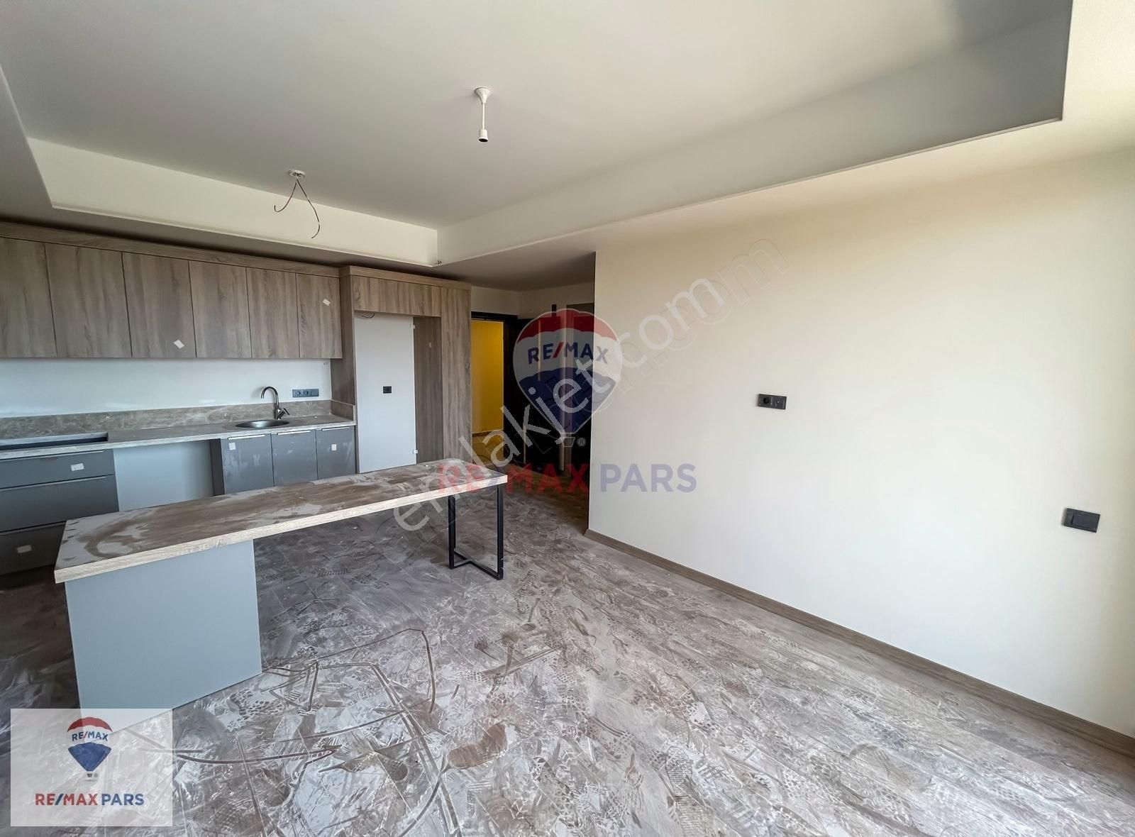 Remax Pars'tan Tömük'te Gmk Üzerinde Havuzlu Satılık 1+1 Daire
