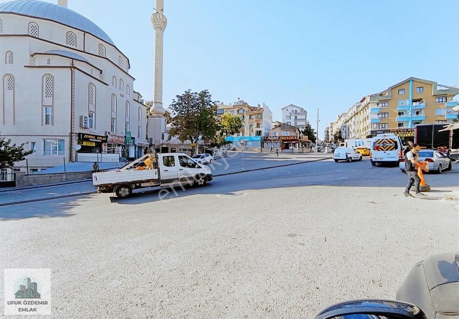 Çok .acil Bağlarbaşı Mahallesinde Ara Kat, 3 Cepheli Satılık