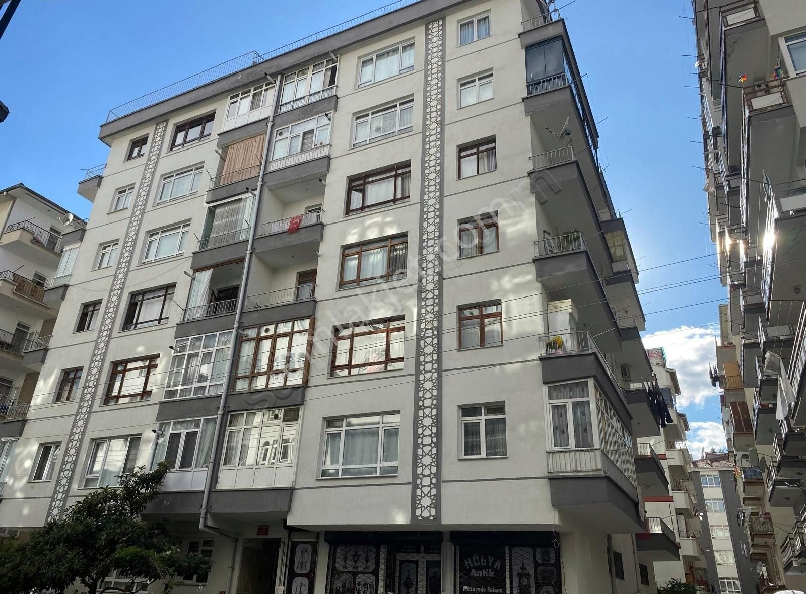 Demetgül 'de Asansörlü Otoparklı Satılık 3+1 Daire