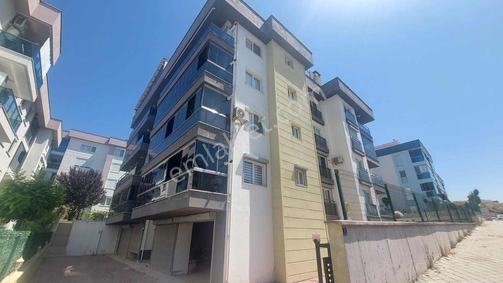 Kuşadası Garaj Arkasında Satılık Havuzlu Sitede 3+1 Yeni Daire.
