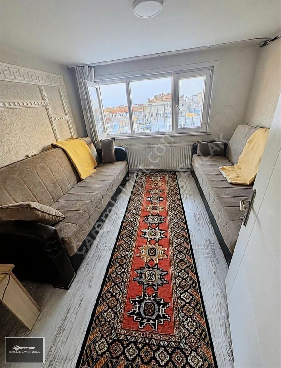 Şehremini De Aile Apartmanında Bayan Öğrenci Bayan Memura Eşyalı