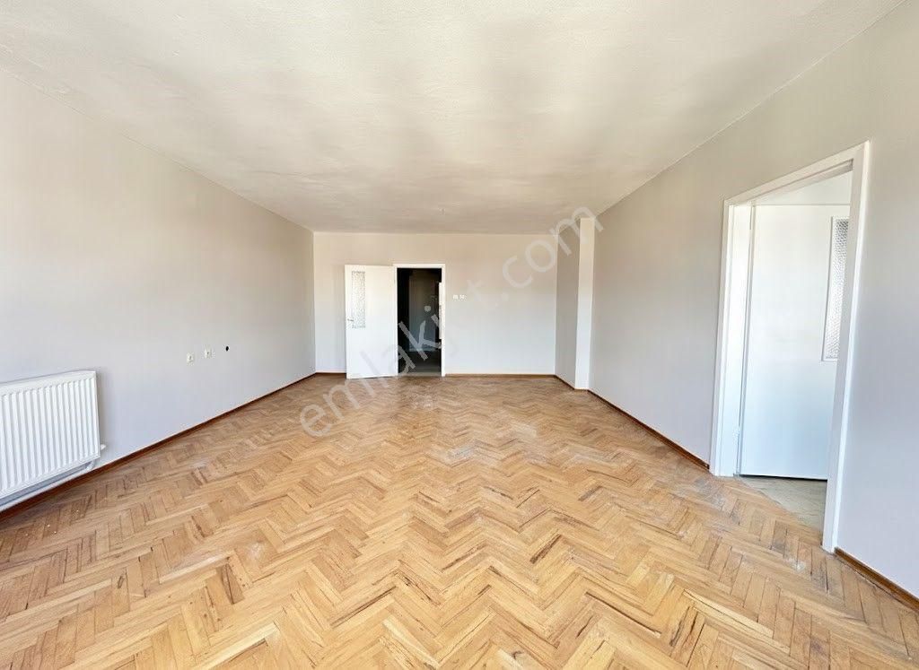 Uzman Emlak'dan Şenlik Mh'de Düz Sokak'da Katta Yeni Boyalı Şehir Manzaralı 3+1 Daire - Görsel 4