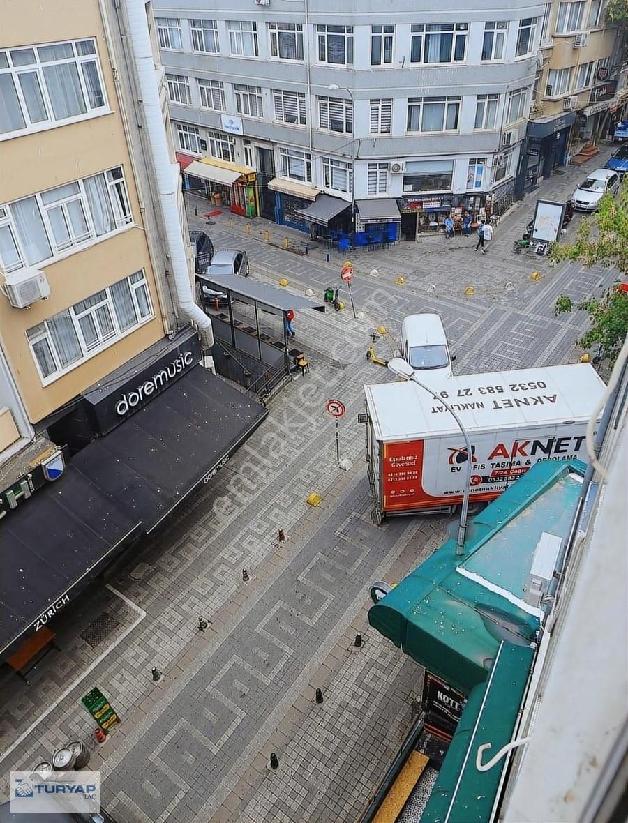 Kadıköy'ün Merkezinde Ofis / Stüdyo
