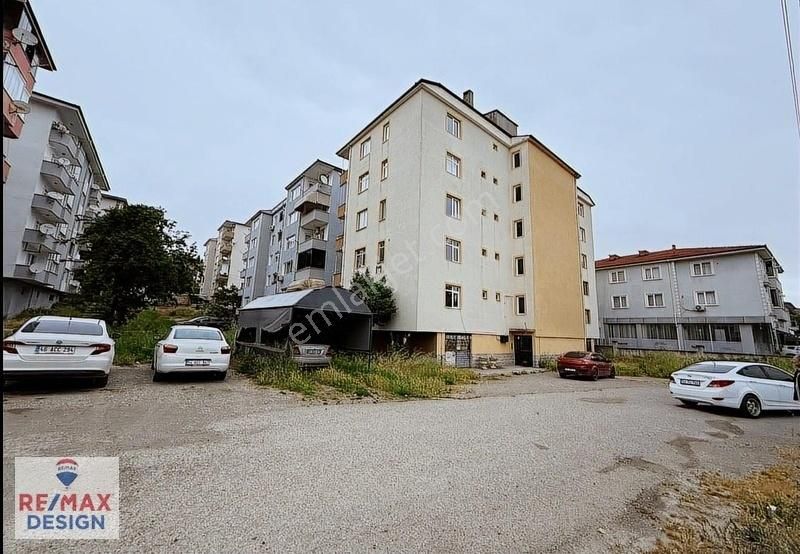 Remax Design Erenler Bağlar'da 3+1 Ana Yol Üzerinde 140m² Daire